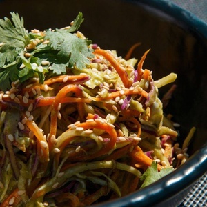 Витаминный салат с азиатской заправкой